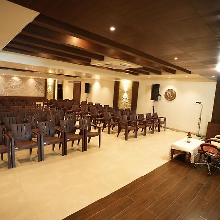 Hotel Sri Ambal Grand Virudunagar Esterno foto