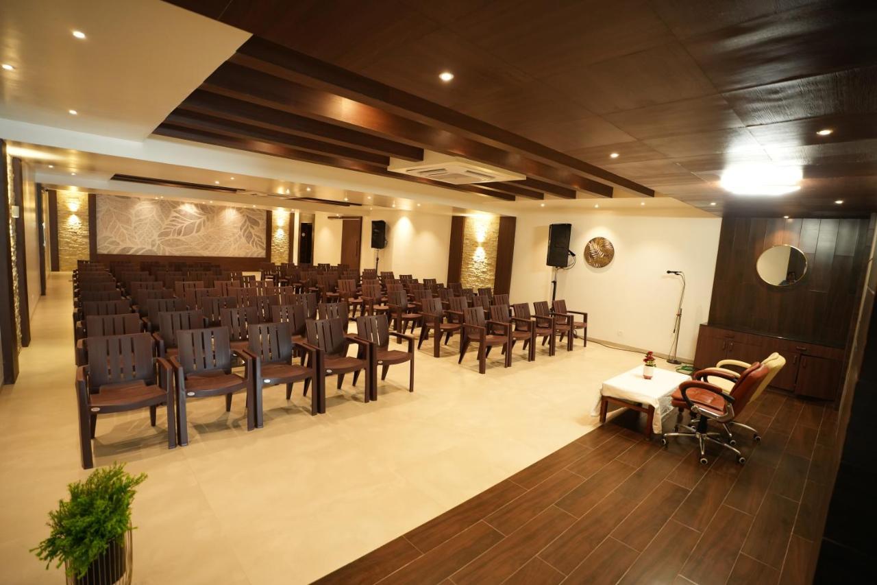 Hotel Sri Ambal Grand Virudunagar Esterno foto