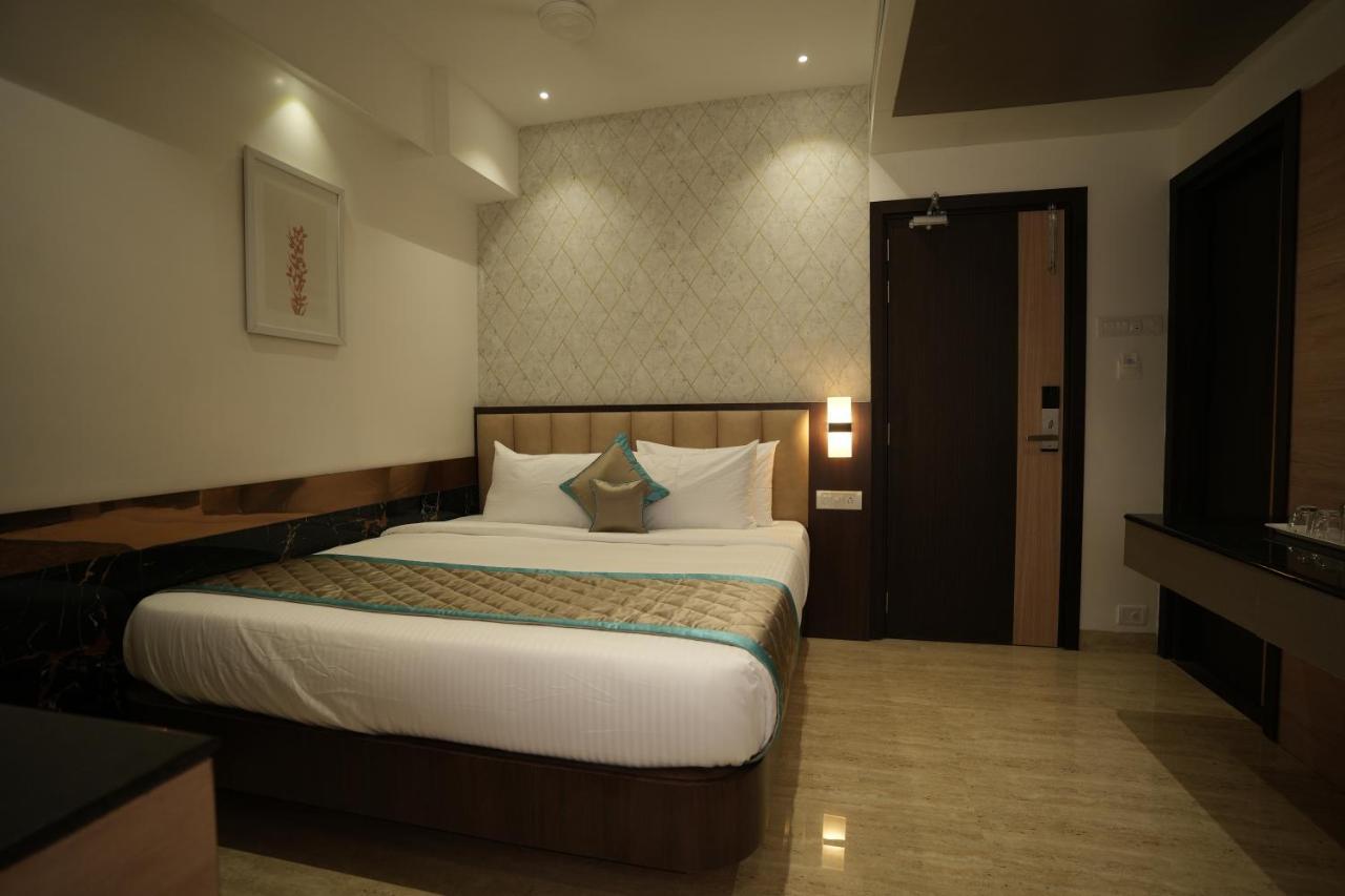 Hotel Sri Ambal Grand Virudunagar Esterno foto