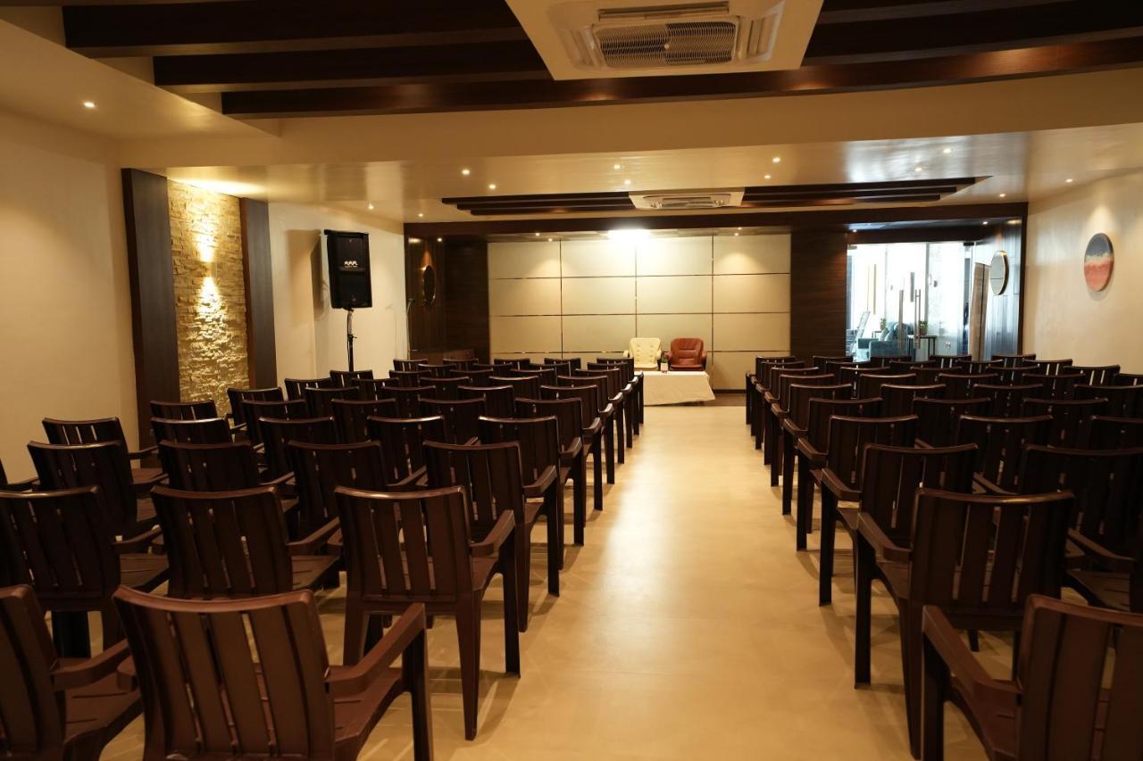 Hotel Sri Ambal Grand Virudunagar Esterno foto