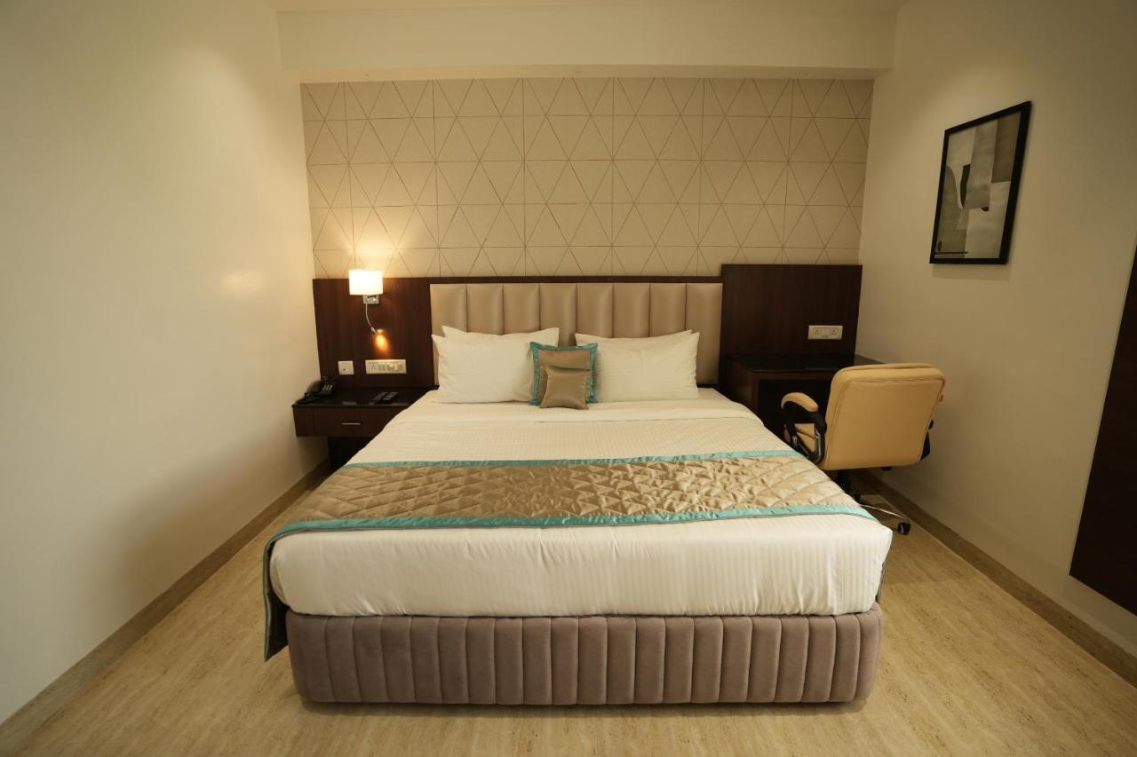 Hotel Sri Ambal Grand Virudunagar Esterno foto
