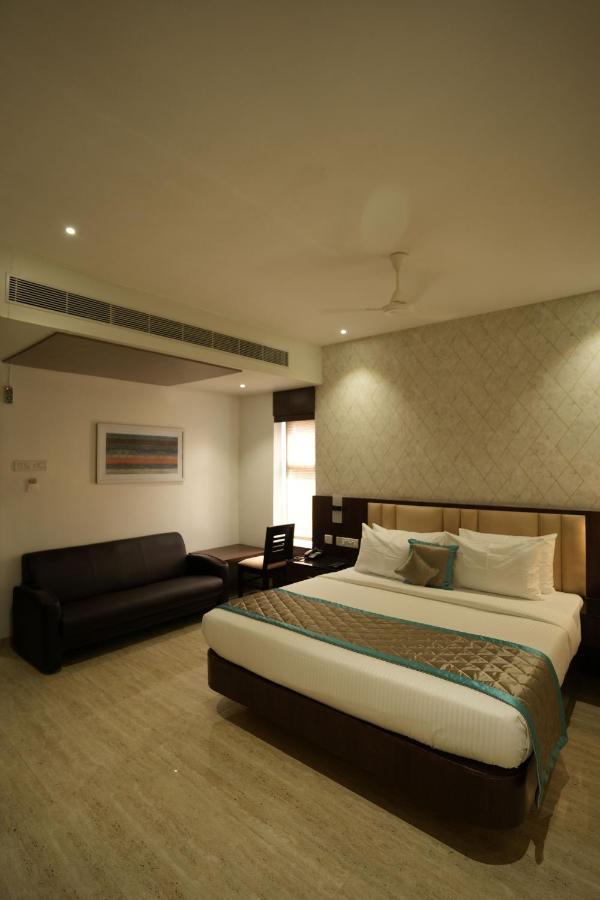 Hotel Sri Ambal Grand Virudunagar Esterno foto