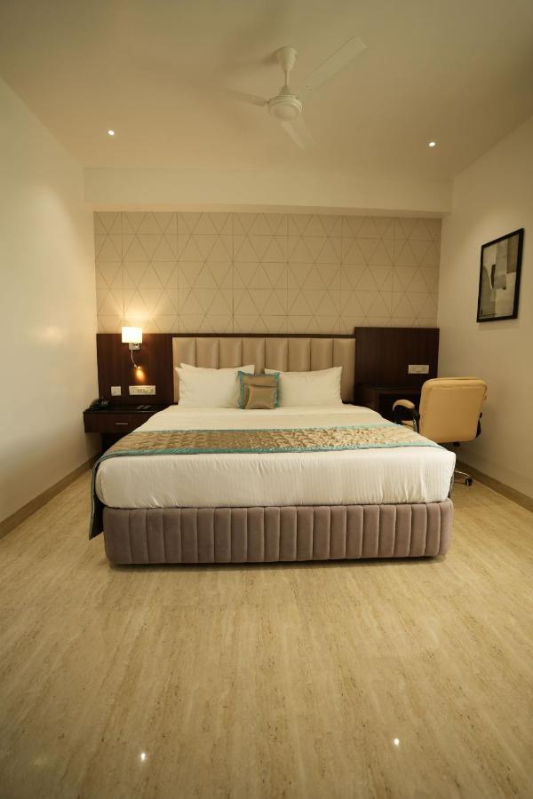 Hotel Sri Ambal Grand Virudunagar Esterno foto